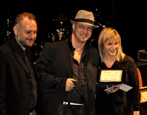 Max Arduini premiato da Massimo Mezzetti (Assessore regionale alla Cultura) e Roberta Barberini (MEI).jpg