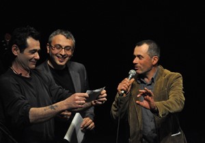 Stefano Delvecchio (Bevano Est) premiato da Pietro Bandini (La Musica nelle Aie) e Gianni Gozzoli.jpg